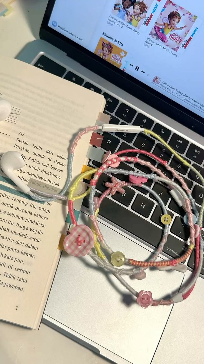 Claebs_baby's tweet photo. I have a lot of respect from people who can crochet and stuff cause wdym I saw so many tutorials to decorate my earphones and I keep messing it up 😭
I just wanted to do this 
I think imma just do a normal wrap it comes out weird when I loop it https://t.co/k3Pt8YEeqL