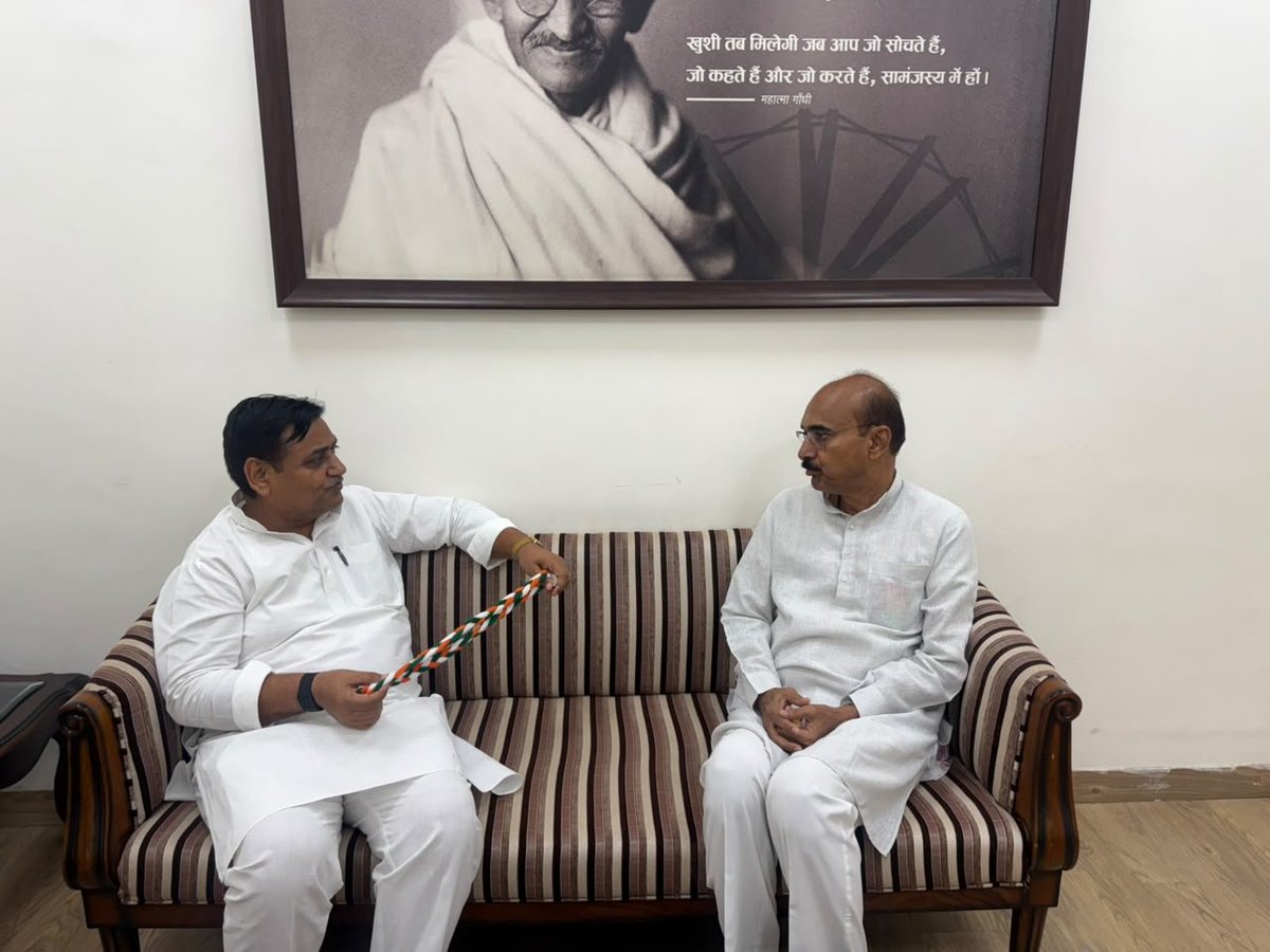 PParashar60's tweet photo. जालोर नगर परिषद चुनाव 2026 में कांग्रेस पार्टी की विजय के उपरांत आज जयपुर में राजस्थान प्रदेश कांग्रेस कमेटी के अध्यक्ष श्री गोविंद सिंह डोटासरा जी से मुलाकात कर उन्हें बधाई दी।

इस ऐतिहासिक विजय के लिए जालोर नगर की देवतुल्य जनता, सभी प्रमुख पदाधिकारियों एवं कांग्रेस के समर्पित कार्यकर्ताओं का हार्दिक आभार एवं धन्यवाद।

यह जीत आप सभी के विश्वास, सहयोग, अथक मेहनत और समर्पण का परिणाम है।

@GovindDotasra