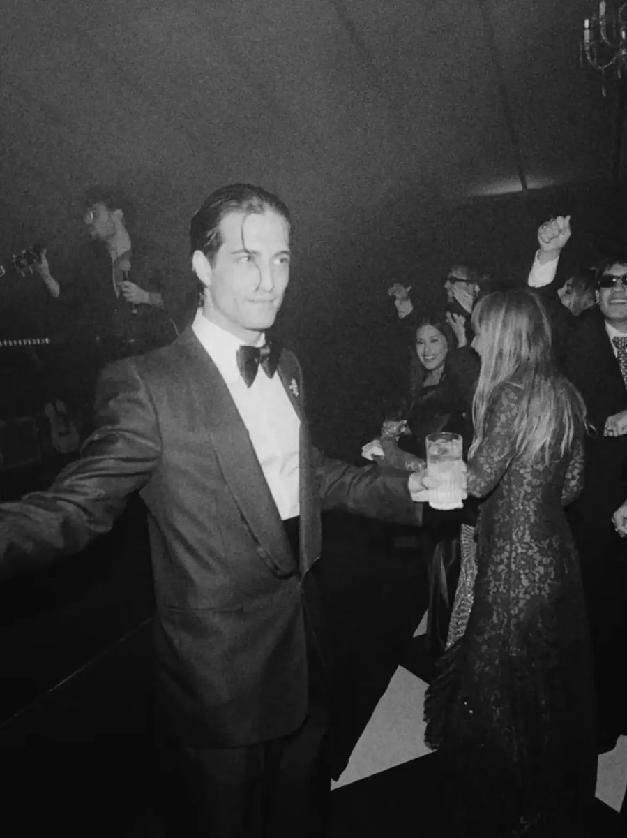 zittieangelis's tweet photo. when you're an actual prince https://t.co/r7HAm5kgDU