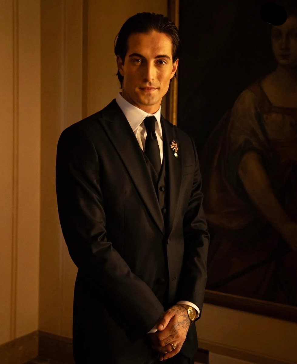 zittieangelis's tweet photo. when you're an actual prince https://t.co/r7HAm5kgDU