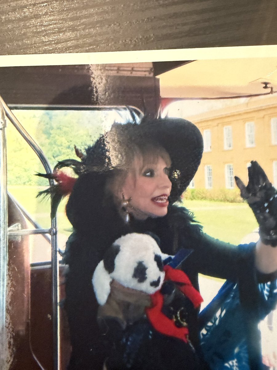 ManningOfficial's tweet photo. Whoops ! Just wished you all a marvellous Monday , but it's Tuesday so terrific Tuesday 🥰! Dashing hither &amp; thither think I'm wearing my Iris head 😂! ❤️❤️ https://t.co/1jMuJHUFUw