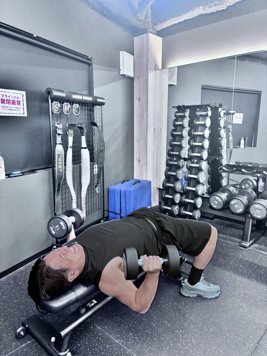 shota_30kgyase's tweet photo. こんばんは🌙

最近、サボってました。
申し訳ございません。

本日から、同僚も入会させてジムを再開しました。

同僚に対して、
何気なく言った一言がまだ頭に残ってます。

「ジムの外でイケメンになるためには、
ジムの中でブスになる必要があるぞ」

その一部がこちら。

#28卒 #筋トレ #胸トレ https://t.co/5fJ0gEbfbo