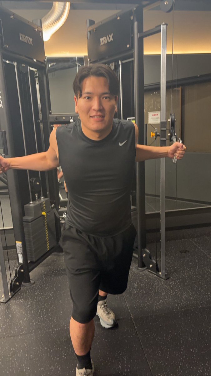 shota_30kgyase's tweet photo. こんばんは🌙

最近、サボってました。
申し訳ございません。

本日から、同僚も入会させてジムを再開しました。

同僚に対して、
何気なく言った一言がまだ頭に残ってます。

「ジムの外でイケメンになるためには、
ジムの中でブスになる必要があるぞ」

その一部がこちら。

#28卒 #筋トレ #胸トレ https://t.co/5fJ0gEbfbo