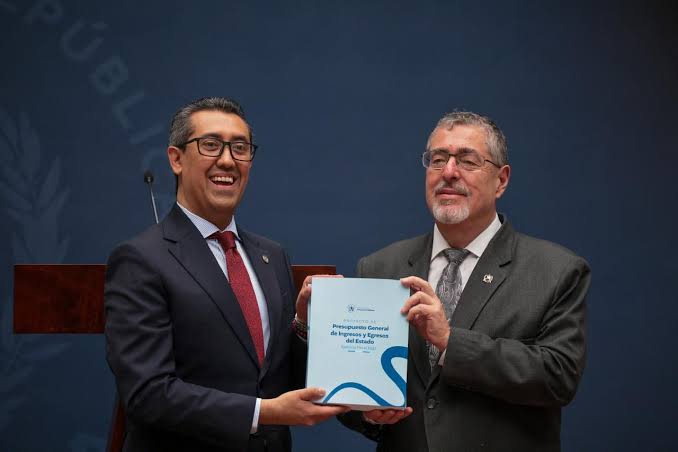 Sandra_JovelP's tweet photo. En 7 años pasamos de un presupuesto de Q87.7 mil millones a una propuesta de Q192 mil millones. Más del doble. 

Ahora que la Comisión de Finanzas inicia la revisión y análisis del Presupuesto 2027, hay una pregunta que no puede quedar fuera:

¿Dónde están los resultados que justifiquen semejante crecimiento? 🤔 @BArevalodeLeon @GuatemalaGob 

Porque mientras el presupuesto crece año tras año, Guatemala sigue enfrentando problemas de seguridad, carreteras, salud y seguridad alimentaria.

Gastar más no significa gobernar mejor. Cada quetzal adicional debe estar respaldado por prioridades claras, ejecución y resultados que la población pueda ver y que aporten a cambiar su entorno. 

#GuatemalaDebeVolverAFuncionar 🇬🇹