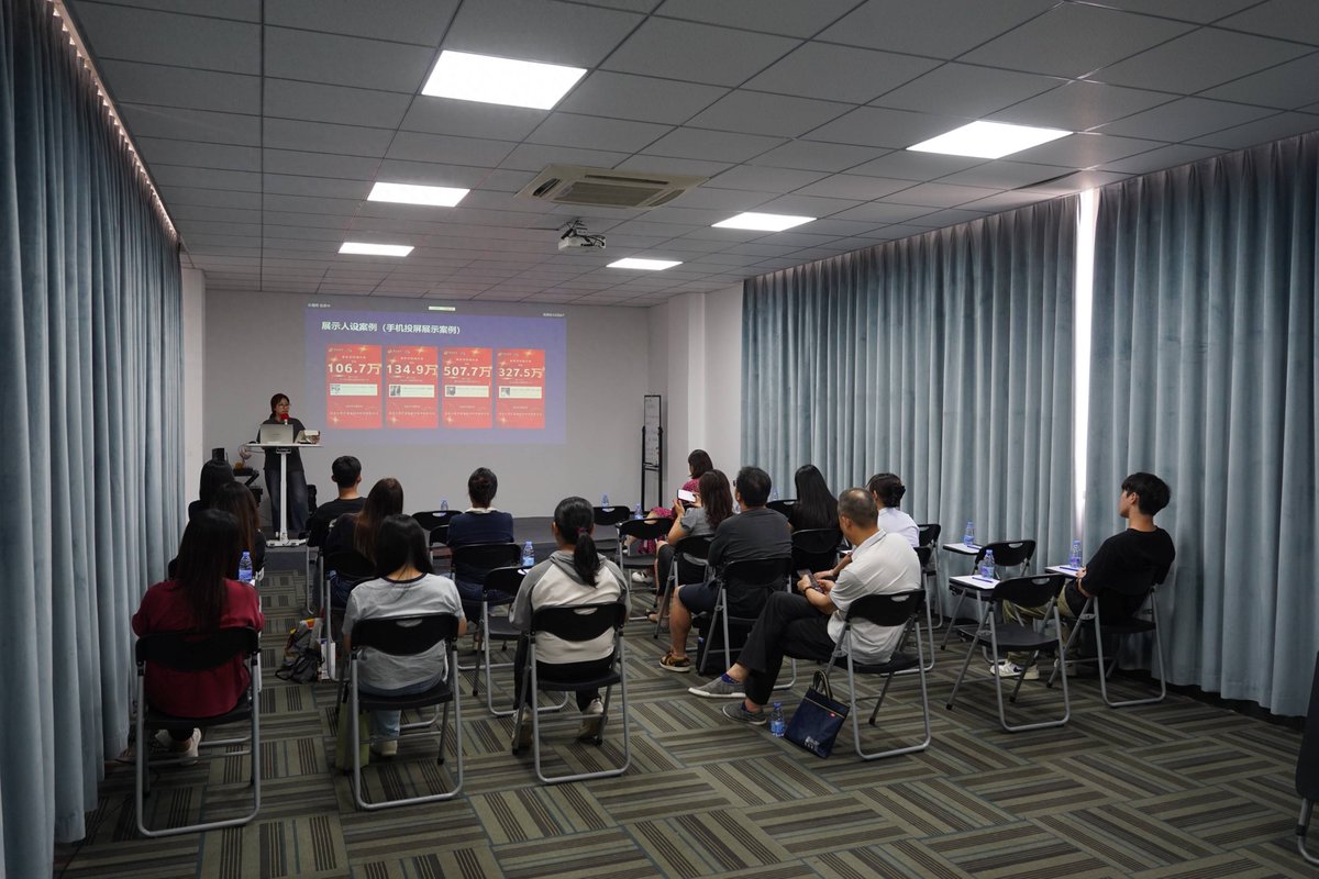 VivienTink8jk's tweet photo. Gran taller de marketing digital hoy! Aprendí trucos clave para optimizar redes sociales y alcanzar más clientes. Gracias a todos los asistentes y al ponente experto. https://t.co/pIbnwEln1n