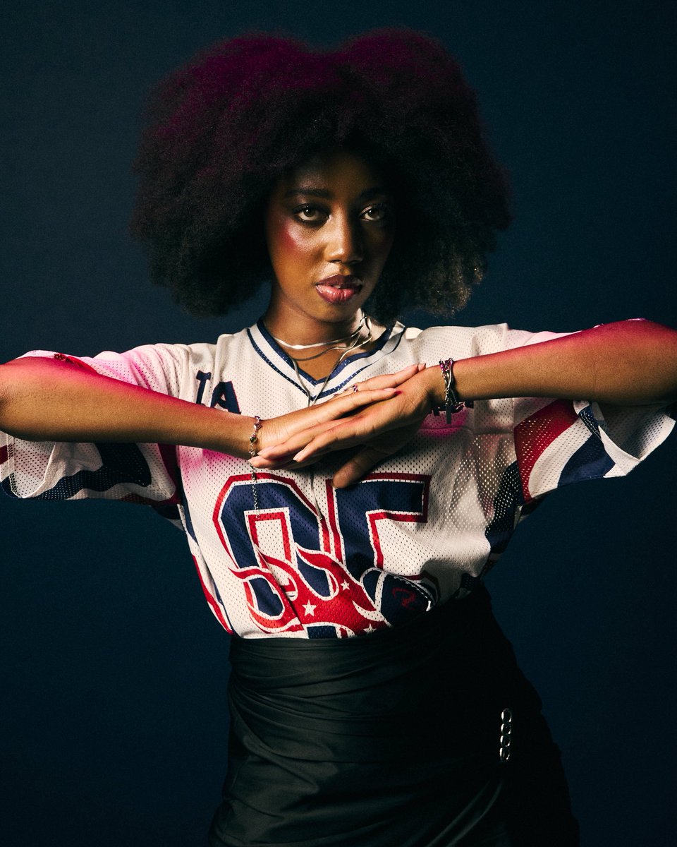 styledbyabdul's tweet photo. SPORTSWEAR MEETS 90s HIP-HOP

For this look, I played with the contrast between oversized sports jersey, the feminine silhouette, and patterned trousers. The boombox and layered assesories pushed the look further into a nostalgic visual setting. 

#styledbyabdul https://t.co/2xTYRGyw09