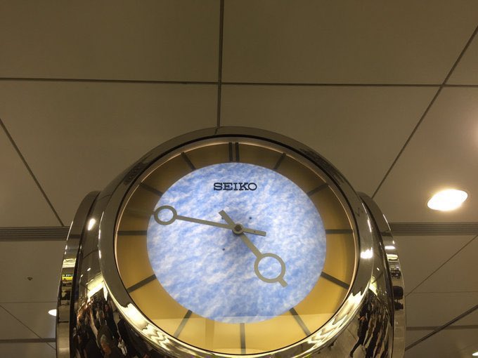 oinagoya's tweet photo. 名古屋駅の人気待ち合わせスポット 金時計と銀時計

実は金時計はCITIZEN製で、銀時計がSEIKO製なんです https://t.co/GNd11Q7TI0