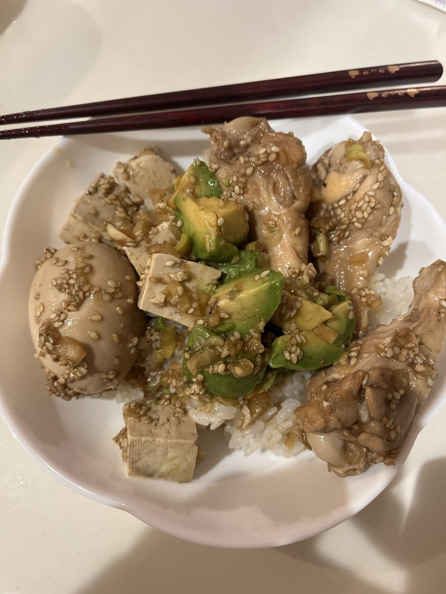 orangeee2's tweet photo. 晩御飯は昨夜からつけておいた物をご飯にぶっかけて食べる物だったんだけど、夫がこれうまいな〜って言いながら食べてました
今日はお米炊いただけでご飯にありつけたし、嬉しい感想までいただけで良かった

手羽元と豆腐とアボガドとゆで卵
#ミキメシ https://t.co/owZs0CdFus