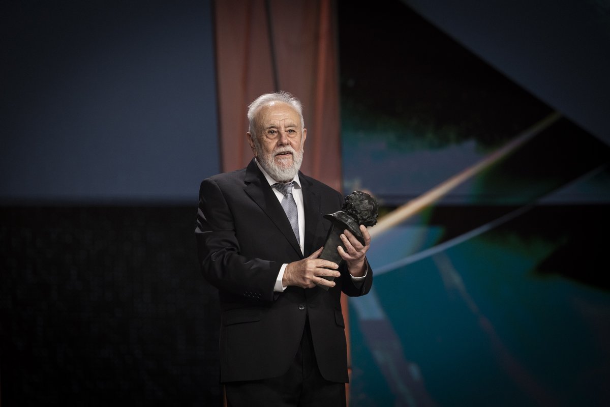 Academiadecine's tweet photo. La Academia de Cine lamenta el fallecimiento del cineasta Gonzalo Suárez, Goya de Honor 2026, a los 92 años en Madrid. El polifacético creador también fue reconocido con el Goya a Mejor Dirección por Remando al viento https://t.co/eosDA6pg4S