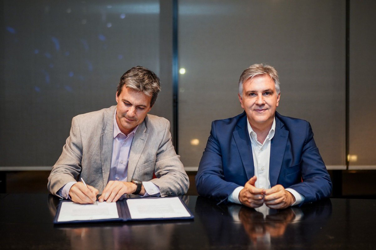 MartinLlaryora's tweet photo. El plazo se extendería a 15 años para las inversiones localizadas en las zonas del noroeste y el sur contempladas en el proyecto, así como para las empresas que se radiquen en parques industriales.

Para las #pymes, la propuesta incorpora una asignación estímulo a la #capacitación por cada nuevo trabajador contratado a jornada completa y por tiempo indeterminado. Su valor equivale a un salario mínimo, vital y móvil durante un año, plazo que se amplía a dos años en los proyectos alcanzados por los beneficios incrementales.

El proyecto también establece un régimen simplificado para empresas cuyos ingresos brutos anuales no superen los $4.500 millones.

Vamos a seguir acompañando a quienes invierten, producen y generan #empleo, porque cuando la industria crece, Córdoba crece.

#HacerParaCrecer