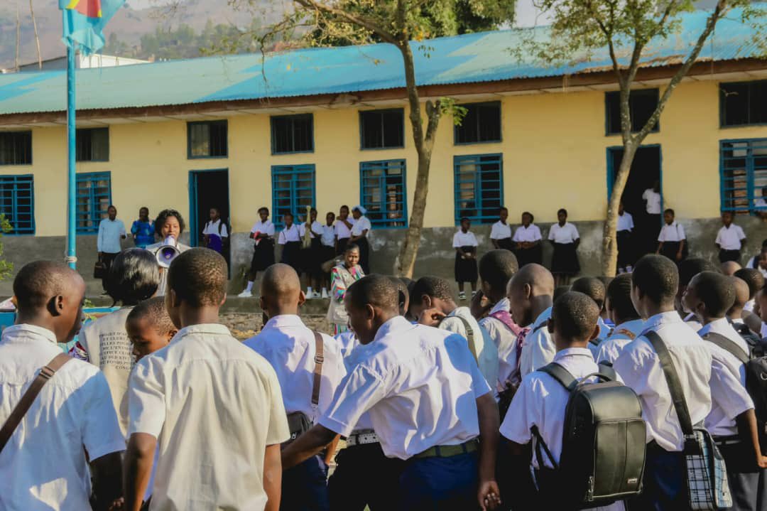 ffcrdc's tweet photo. les élèves de l’Institut Notre-Dame aux Larmes (INDL), situé à Mulongwe, dans la ville d’Uvira, ont participé à une séance de sensibilisation sur la protection de l’environnement et la gestion des déchets en milieu scolaire.
Cette activité, organisée par Ubuntu Grand-Lacs, s’inscrit dans le cadre du projet « Résilience féminine face aux inondations dans la ville d’Uvira », financé par le Fonds pour les Femmes Congolaises avec l’appui de @1000currents .
À travers cette initiative, les élèves sont encouragés à adopter des pratiques responsables en matière de gestion des déchets et à contribuer à la préservation de leur environnement scolaire et communautaire. 

#Environnement  #ProtectionDeLEnvironnement