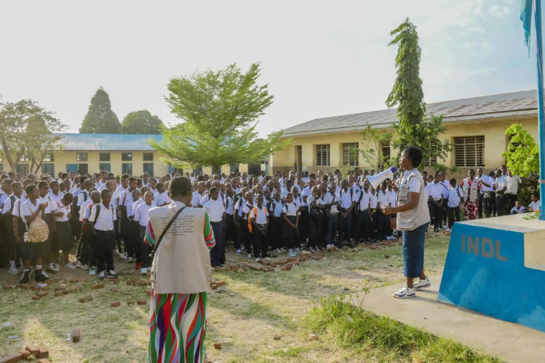 ffcrdc's tweet photo. les élèves de l’Institut Notre-Dame aux Larmes (INDL), situé à Mulongwe, dans la ville d’Uvira, ont participé à une séance de sensibilisation sur la protection de l’environnement et la gestion des déchets en milieu scolaire.
Cette activité, organisée par Ubuntu Grand-Lacs, s’inscrit dans le cadre du projet « Résilience féminine face aux inondations dans la ville d’Uvira », financé par le Fonds pour les Femmes Congolaises avec l’appui de @1000currents .
À travers cette initiative, les élèves sont encouragés à adopter des pratiques responsables en matière de gestion des déchets et à contribuer à la préservation de leur environnement scolaire et communautaire. 

#Environnement  #ProtectionDeLEnvironnement