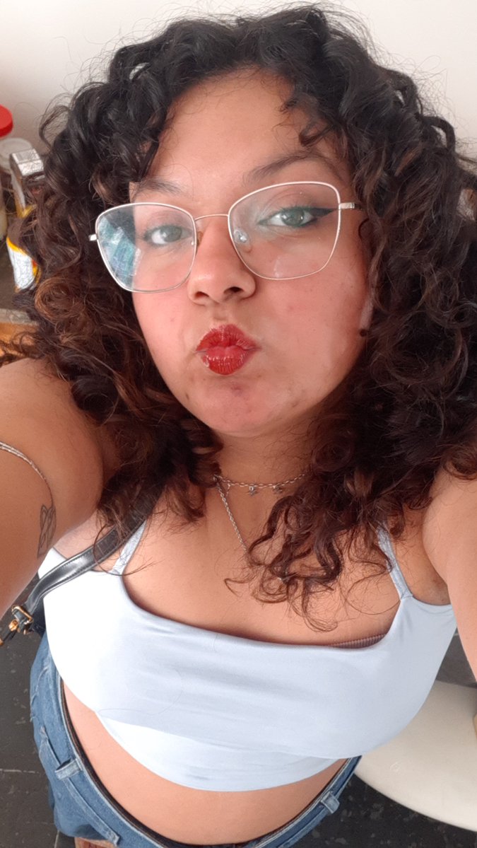 Emistarbuterfly's tweet photo. Eu / minha colinha https://t.co/krLwOgXvXr
