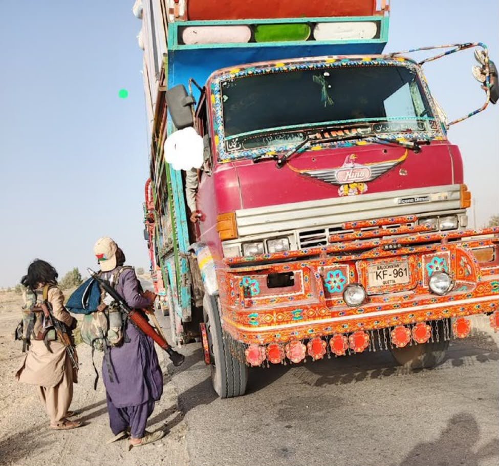 BaluchRagaam's tweet photo. بلوچستان کے ضلع خاران کے علاقے گواڑغان کے مقام پر خاران-نوشکی شاہراہ پر مسلح افراد کی ناکہ بندی اور اسنیپ چیکنگ۔ https://t.co/rbxbEy8w5S