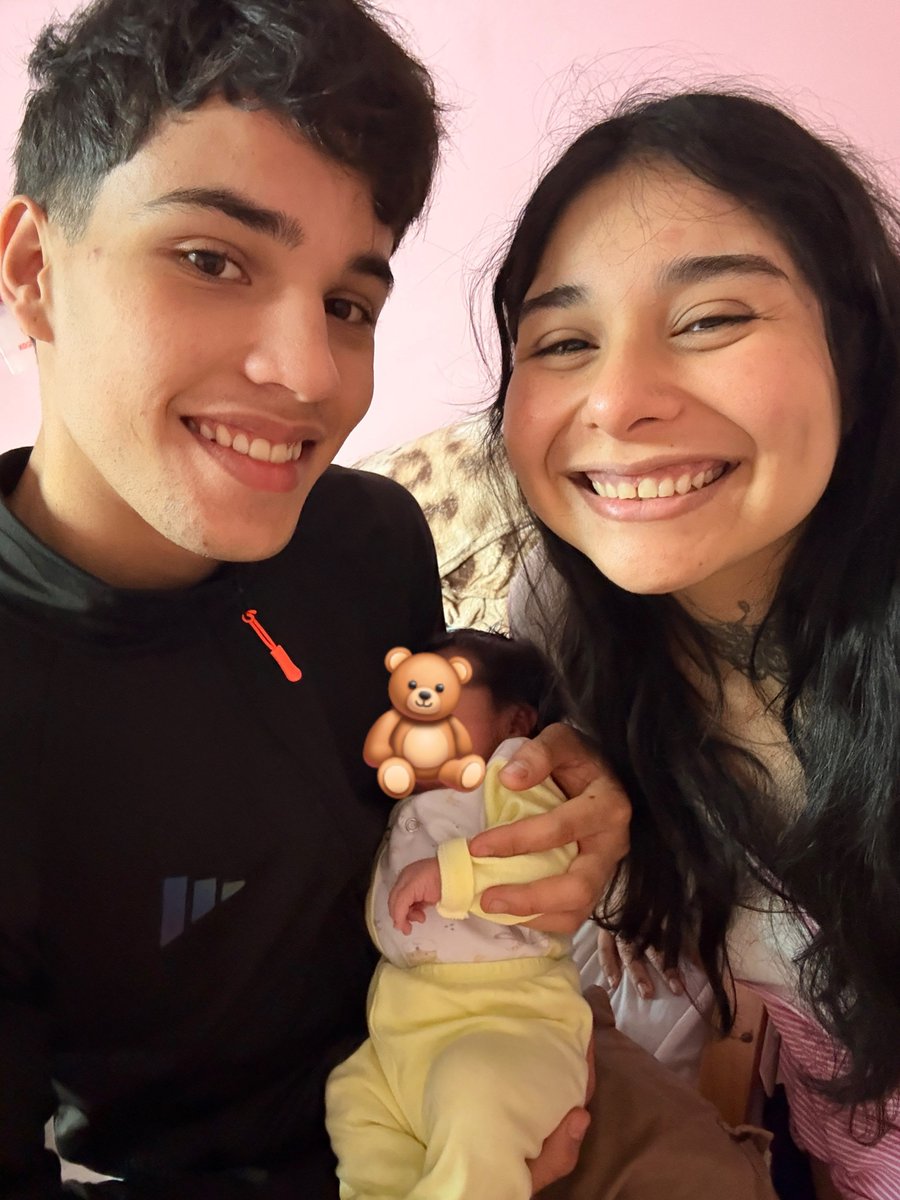 mateos_pz_'s tweet photo. Nuestra propia familia @macarenamont_ 🥺🧸💙 https://t.co/XAVpEZkpmA