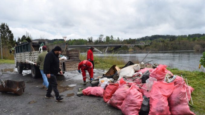 DiarioNoti27564's tweet photo. #Histórica #jornada #de #limpieza #en #el #río #Toltén y #lago #Villarrica. #Guías de #pesca y #boteros #retiran #80 #sacos #de #basura y #llaman #a #proteger #el #patrimonio #natural. https://t.co/ozLr6cYPAH