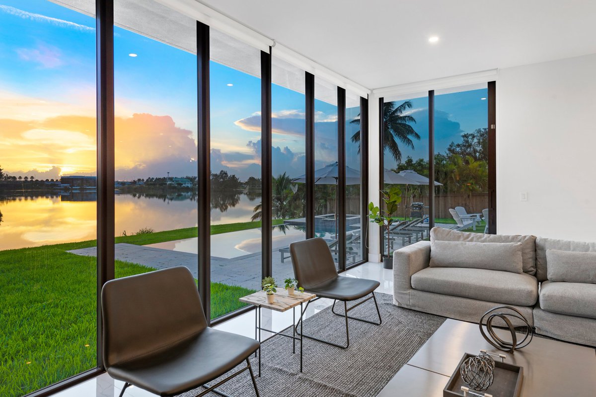 JatinaGroup's tweet photo. Villa Lago | Miami, FL
* 5 bedrooms
* 5.5 bathrooms
* Accommodates 12 guests
* 4,534 sqft living space

Jatina Group
Info@JatinaGroup.com

#VillaLago #MiamiLuxury #LakesideLiving #LuxuryRetreat https://t.co/uZ0960Affi