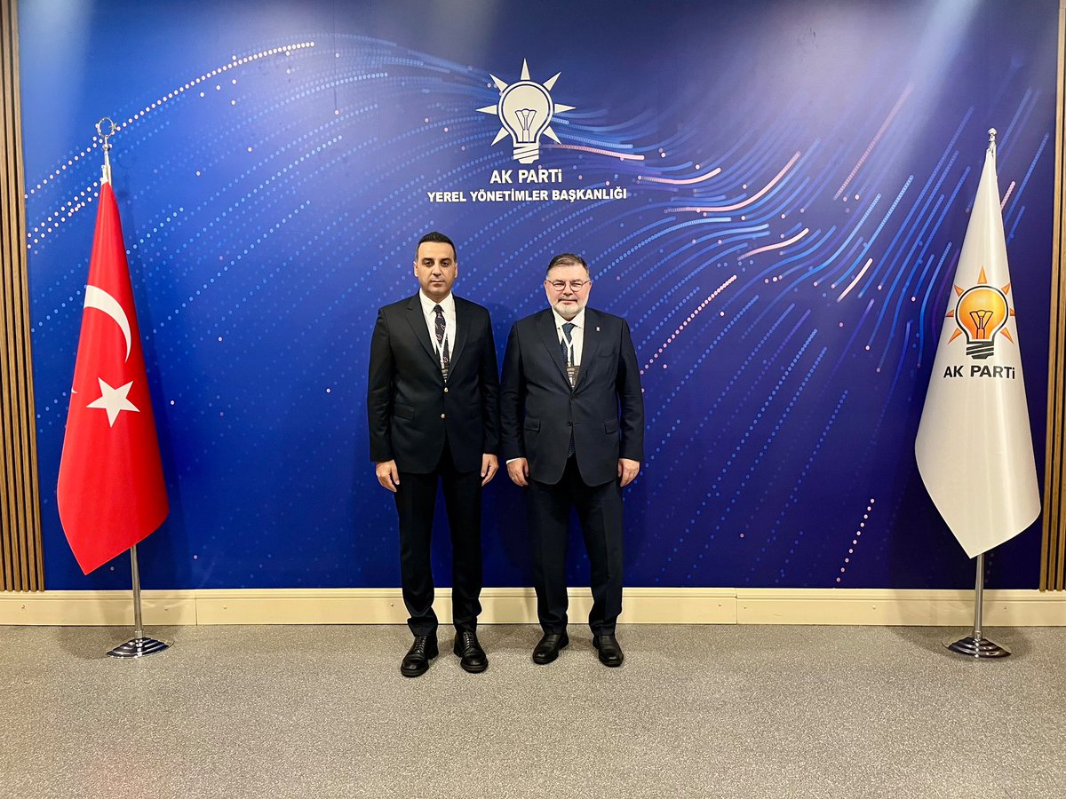 Bilalsaygili's tweet photo. Çiğli de eser ve hizmet belediyeciliğiyle buluşuyor.

Çiğli Belediye Başkanı Sayın Onur Emrah Yıldız’ın Türkiye’nin en büyük siyasi partisi AK Parti ailemize katılımıyla ilçemizde yeni bir dönem başlıyor.

Milletimize hizmet etme anlayışımızı, güçlü belediyecilik tecrübemizi ve eser siyasetimizi Çiğli’mizle buluşturuyoruz.

Türkiye Yüzyılı hedeflerimize İzmir’imizle, Çiğli’mizle ve büyüyen ailemizle emin adımlarla yürümeye devam ediyoruz.

Bu güçlü katılımın Çiğli’mize, İzmir’imize ve AK Parti ailemize hayırlı olmasını diliyor, Belediye Başkanımız Sayın Onur Emrah Yıldız’a çalışmalarında başarılar diliyoruz.