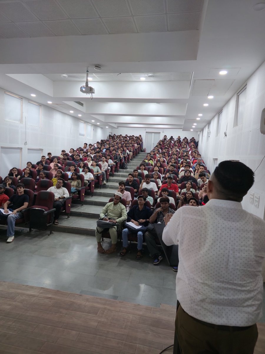 d_p_gohel's tweet photo. Honoured to deliver an Expert Session on Computer Organization &amp; Architecture (COA) for BCA students at The Maharaja Sayajirao University of Baroda. 🎓💻

#MSUniversityBaroda #COA #ComputerScience #ExpertSession #GuestLecture #Teaching #HigherEducation https://t.co/ohYFK9MGRy