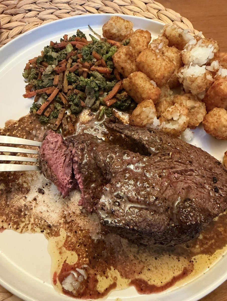VivalaZito's tweet photo. Ate this Victory Steak 🥩 last night at midnight in my robe. I thought I was going to wake up with gout. But I’m in the clear. 

But felt like a movie last night. It was amazing to be able to be boots on the ground. In the best city in the world. 🐻⬇️

#DaBears https://t.co/yiBP2oTT2W