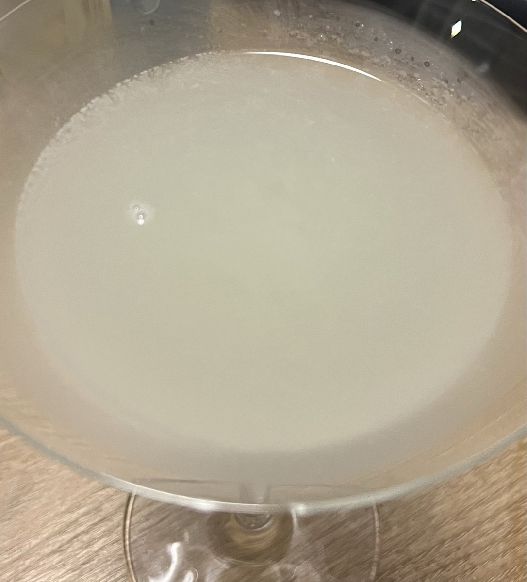 galactic__force's tweet photo. #XYZ を作りました🍸
先日のダイキリと同じく愛媛県産ホワイトラムの碧原に、静岡県産のトリプルセックと広島県産のレモンでシェイクしました🪇
我ながらプロの味です☺️
ただ🍋が多かったようで、余韻が終わったあと少し苦味が目立ちました👾
一杯に丸ごと🍋使用したので調整が必要でしたな🤏 https://t.co/xXt2BR1VbJ