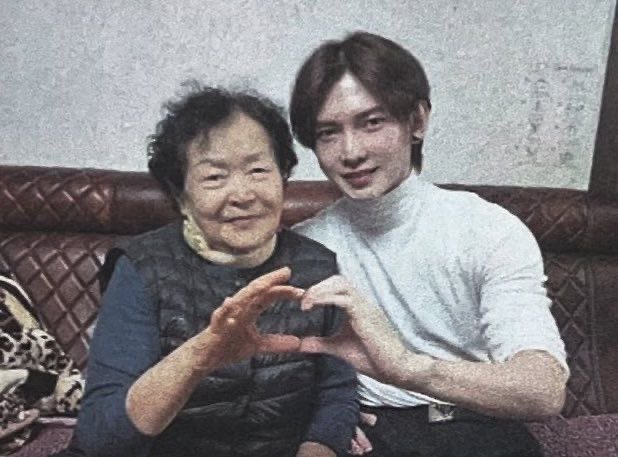 ATEEZITALY_'s tweet photo. CHAT YEOSANG | 260929

Yeosang ha raccontato che durante Chuseok sua nonna gli ha dato dei soldi. Inizialmente non voleva accettarli, ma ha detto che rifiutare sarebbe stato scortese, quindi li ha presi e poi anche lui ha dato dei soldi a sua nonna 👵 😭 https://t.co/nPi28uGGAU