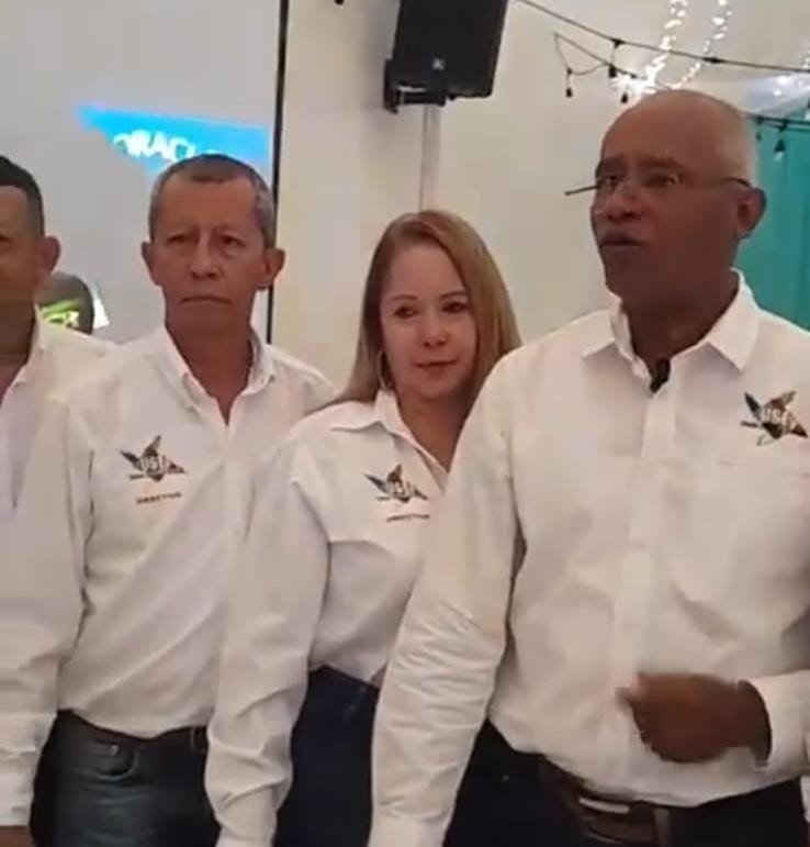 radiosupercali's tweet photo. 📢 CORTE SUPREMA RATIFICA ARRESTO A DIRECTIVOS DEL SINDICATO USE (EMCALI) ⚖️

La Sala Laboral de la Corte Suprema confirmó arresto y multas contra la directiva de la Unión Sindical EMCALI por desacatar una tutela y ocultar información de sus recursos financieros.
🚨 Directivos sancionados:
• José Arday Carmona Urcuqui (Presidente): 1 mes de arresto y multa de 1.600 UVB.
• José Luis Solano Bastidas (Fiscal): 20 días de arresto y multa de 1.100 UVB.
• Edgardo José Gómez Yunda (Tesorero): 20 días de arresto y multa de 1.100 UVB.
• Carlos Arturo González Zambrano (Vocero): 20 días de arresto y multa de 1.100 UVB.
📌 Los hechos:
El sindicato alegó pérdida de libros contables por "inundaciones" e inaccesibilidad por la muerte de su contador. Sin embargo, Bomberos y Gestión del Riesgo desmintieron las emergencias, y la inspección judicial halló los archivos en buen estado.
El caso pasa a la Fiscalía por presunto fraude procesal y fraude a resolución judicial, investigación que incluye también al expresidente Harold Viáfara.