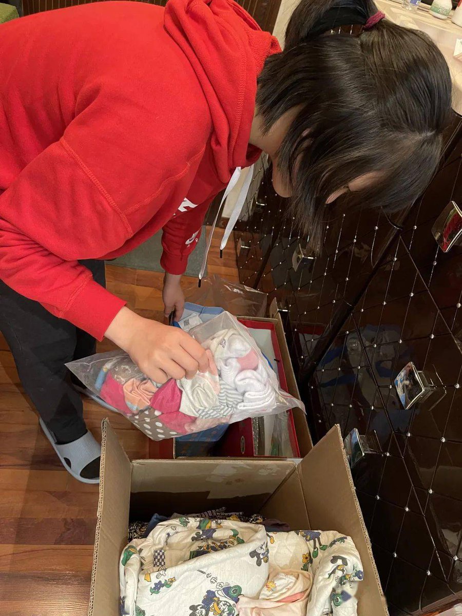 FallonMace5xb's tweet photo. Organicé mis cosas viejas hoy y encontré 3 camisetas y un libro que puedo donar. Menos desorden, más espacio para lo nuevo ， https://t.co/2sYNLLT3bL
