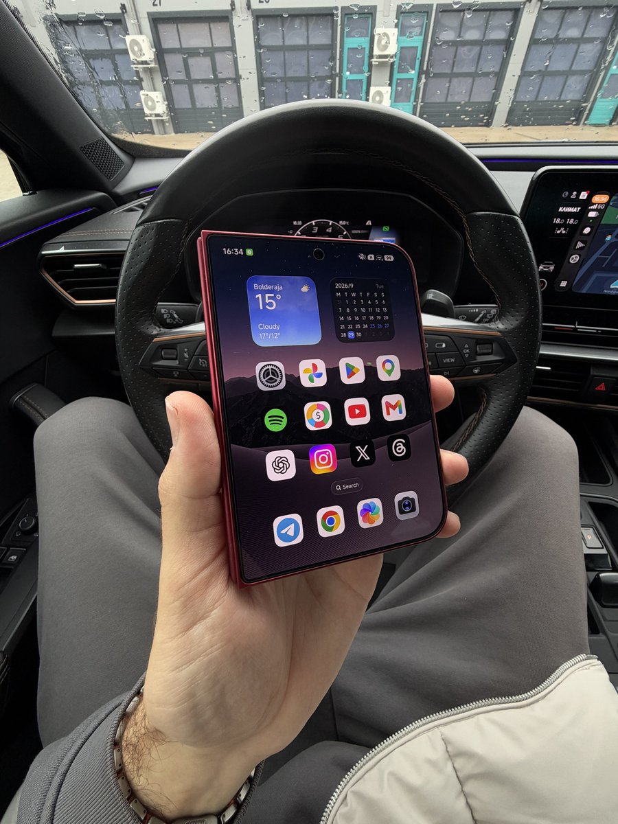 BenGeskin's tweet photo. In a month, a lot of you are going to fall in love with this short, wide foldable form factor.

I still can’t put my Xiaomi 18 Fold down. https://t.co/EFTmqa326s