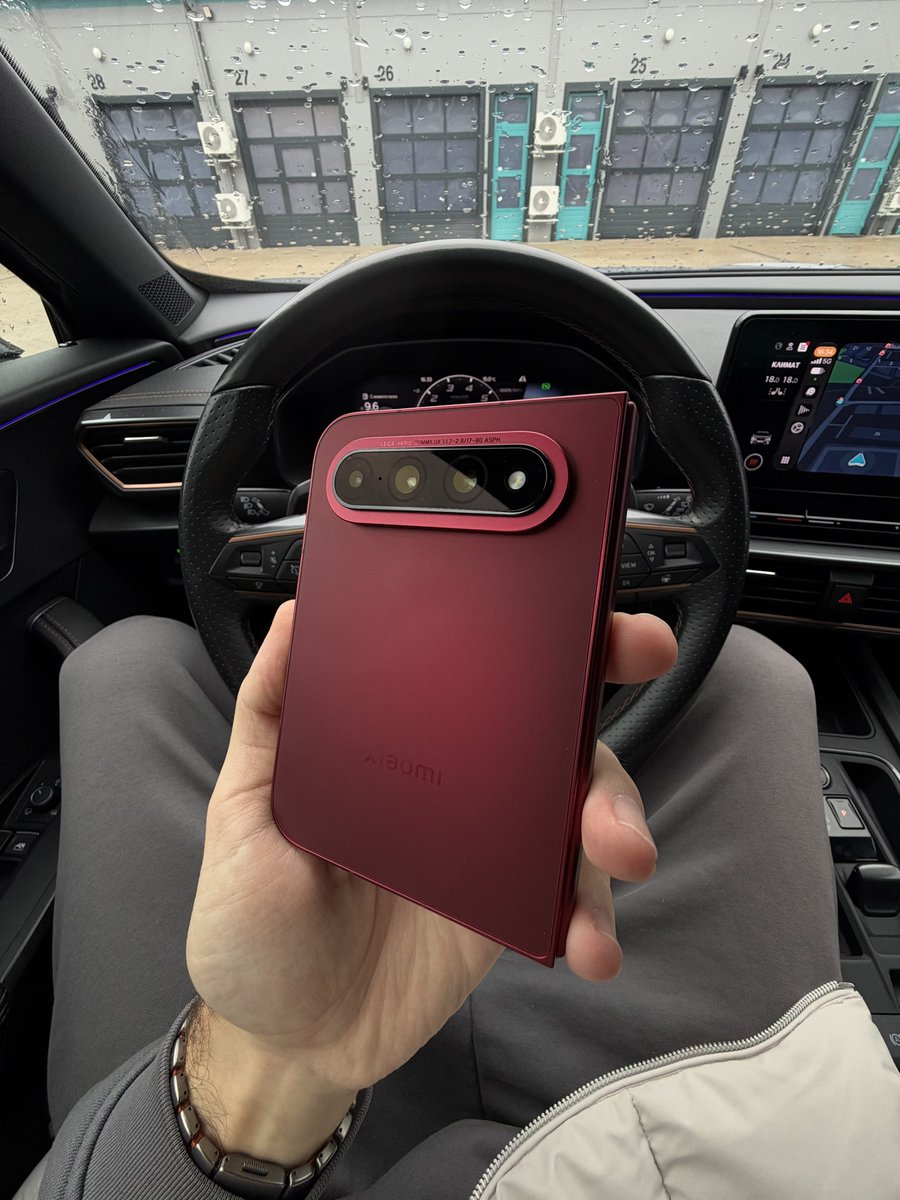 BenGeskin's tweet photo. In a month, a lot of you are going to fall in love with this short, wide foldable form factor.

I still can’t put my Xiaomi 18 Fold down. https://t.co/EFTmqa326s