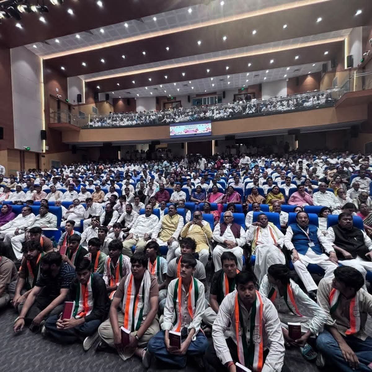 NIGAMBHANDARI1's tweet photo. आज नई दिल्ली के संविधान क्लब स्थित मावलंकर हॉल में कांग्रेस SC/ST सांसद फोरम द्वारा “दलित-आदिवासी स्वाभिमान बैठक” का आयोजन किया गया।

बैठक में कांग्रेस के वरिष्ठ नेतागण, सांसद एवं देशभर से आए दलित-आदिवासी समाज के जनप्रतिनिधि शामिल हुए। इस दौरान समाज के अधिकारों, सम्मान और न्याय से जुड़े महत्वपूर्ण विषयों पर चर्चा की गई तथा दलित आदिवासी समाज की आवाज़ को और मजबूती से उठाने का संकल्प लिया गया।

देशभर में आदिवासियों और दलितों के साथ हो रहे अत्याचार के खिलाफ पूरी कांग्रेस पार्टी एकजुट है और उन्हें न्याय दिलाने के लिए संकल्पित है।