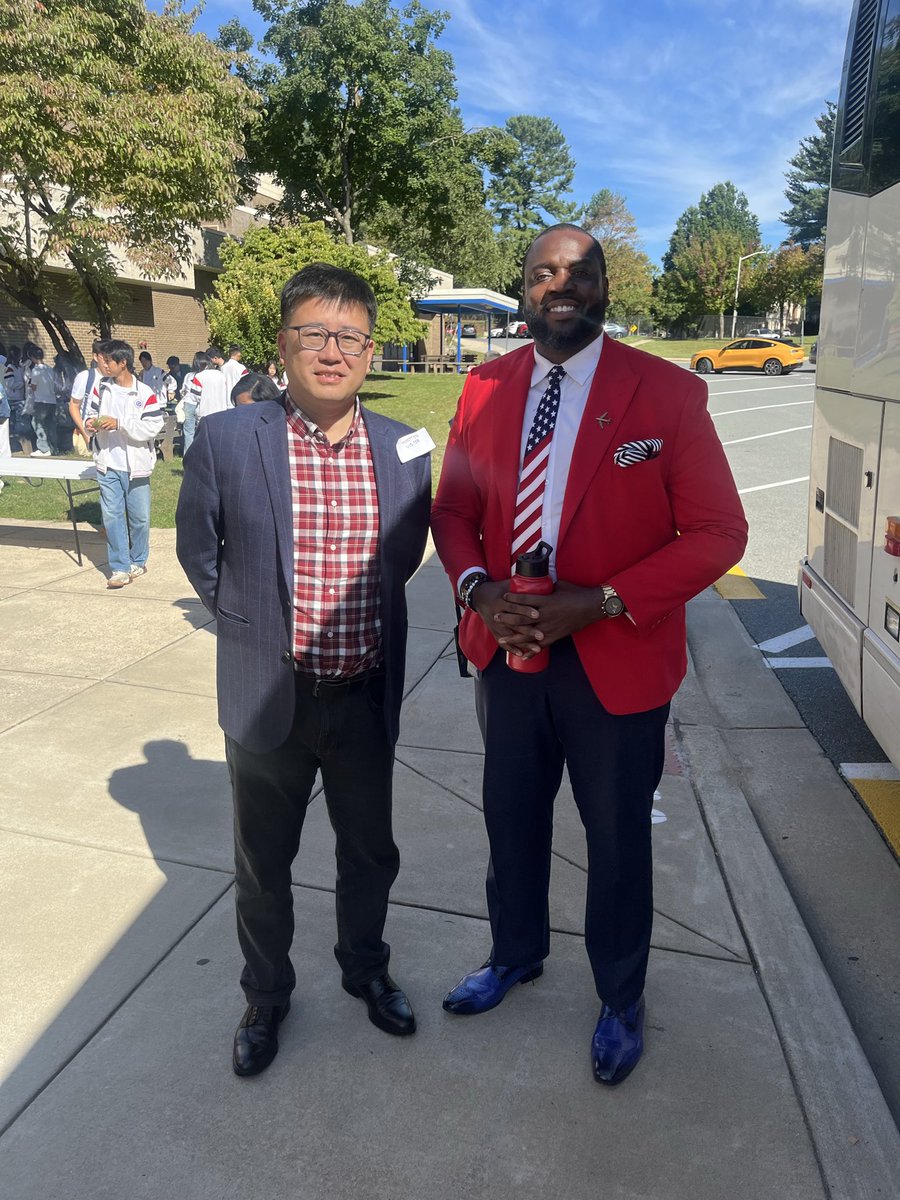 MCPSYouMatter's tweet photo. It was great hosting our friends from Chenjinglun High School! 🌎 Last year, we had the incredible opportunity to visit their school. This year, we were proud to return the hospitality. Grateful for a partnership: that build connections, friendships, & learning! #MCPSFutureReady https://t.co/TXwgzZoFW8
