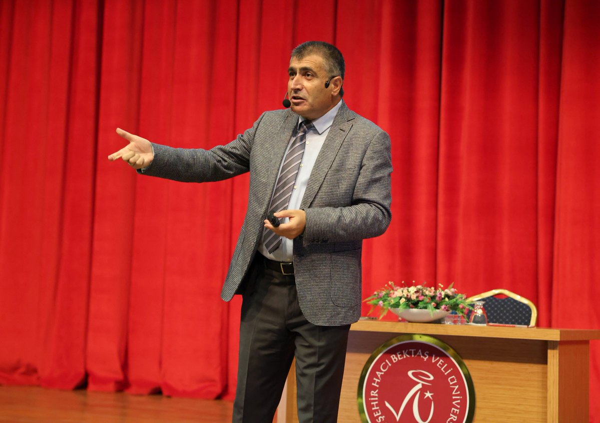 nevukurumsal's tweet photo. Öğrencilerin akademik gelişimlerinin yanı sıra sosyal, kültürel ve kişisel gelişimlerini de destekleyen bir üniversite anlayışıyla çalışmalarını sürdürdüğünü belirten Aktekin, üniversite yıllarının yalnızca ders ve diploma sürecinden ibaret görülmemesi gerektiğini ifade etti. https://t.co/t35TnY507D