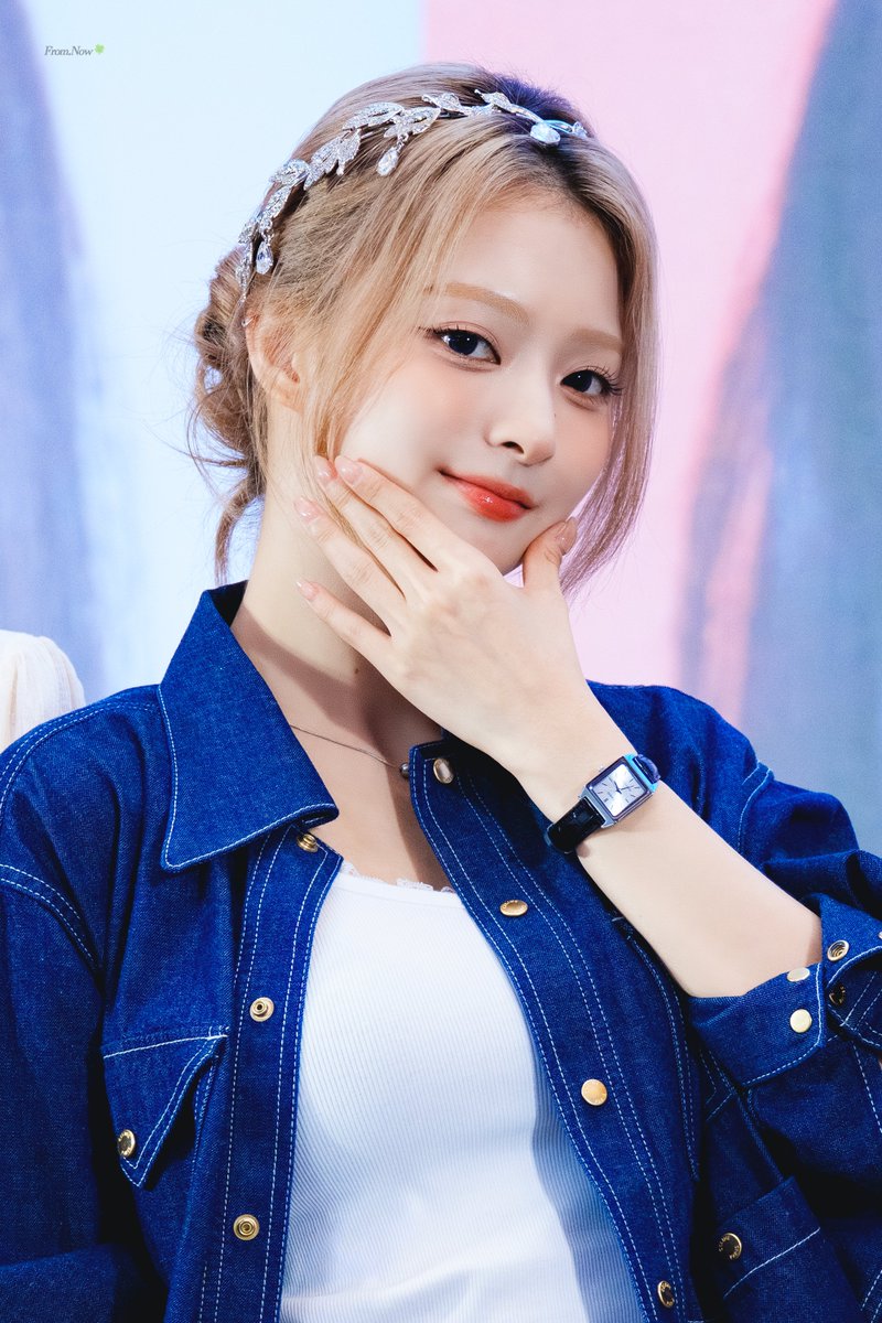 Fromis_Now's tweet photo. 260830 뮤직아트 팬사인회 프로미스나인 나경                  

💙

#fromis_9 #이나경 https://t.co/5FRdjdNIc2