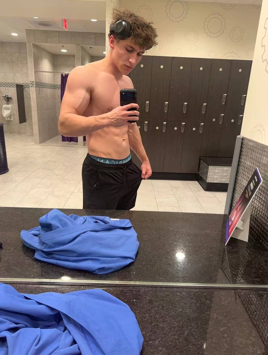 tiktoklive0's tweet photo. Landon Peppers 🔥🤩

These gym pics are so hot.. is there more 👀🤷‍♀️ #hot #gym #tiktokers https://t.co/6vpO7foRBc