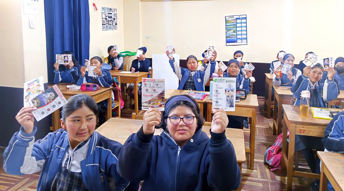 MininterPeru's tweet photo. 👧🏽🧒🏽 Más de 37 000 escolares de 15 regiones fueron sensibilizados sobre los peligros asociados al uso inadecuado de armas de fuego y productos pirotécnicos.
El #Mininter llevó mensajes de seguridad y prevención a las aulas para anticiparse a situaciones de riesgo a través del programa nacional #SucamecVaATuCole.
🗞️ Conoce más: https://t.co/vCDjlOh0Tv
#SeguridadYOrden