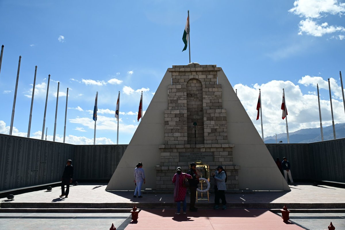 de_moaned's tweet photo. Opened our Leh-Ladakh tour paying humble homage at Hall of Fame War Memorial, Leh. It was a deeply moving experience. Many of us were in tears listening to the tale of sacrifices made by the brave soldiers of Indian Armed Forces, from Mr Shamim of Ladakh Scouts. Jai Hind 🙏 https://t.co/5cWiUEkPLg
