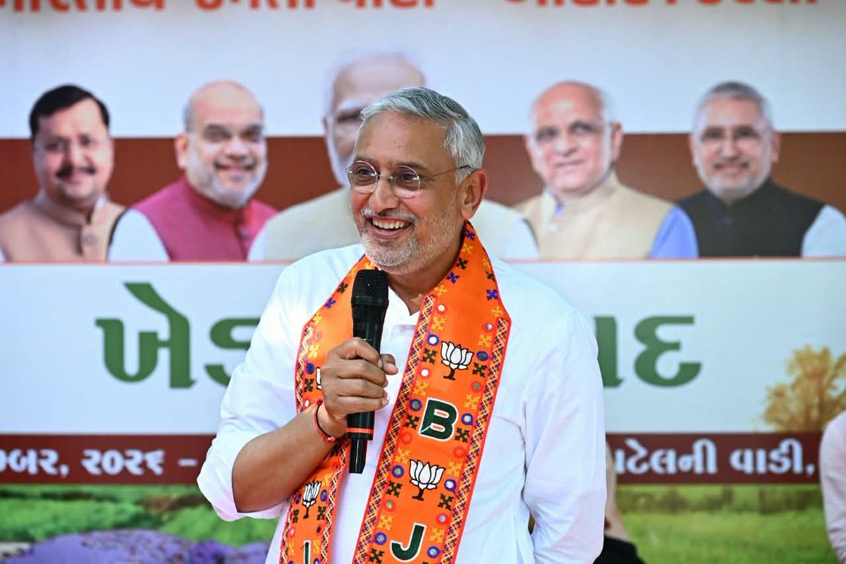 Nimu_Bambhaniya's tweet photo. ખેડૂત સમૃદ્ધિથી રાષ્ટ્ર સમૃદ્ધિ તરફ 🌾

બોટાદ ખાતે માનનીય પ્રદેશ અધ્યક્ષ શ્રી @iJagdishBJP જીની સહ ઉપસ્થિતિમાં ખેડૂતો સાથે સંવાદ કર્યો.

આ દરમિયાન પ્રધાનમંત્રી શ્રી નરેન્દ્રભાઈ મોદીના 25 વર્ષના સુશાસનમાં ખેડૂતોની આવક, સુવિધા અને સશક્તિકરણ માટે અમલમાં મૂકાયેલી વિવિધ ખેડૂતલક્ષી પહેલો અંગે ચર્ચા કરી.

આ કાર્યક્રમમાં પ્રદેશ ભાજપ મહામંત્રી શ્રી અનિરુદ્ધભાઈ દવે, પ્રદેશ ભાજપ કિસ���ન મોરચાના અધ્યક્ષ શ્રી હિરેનભાઈ હિરપરા, જિલ્લા પંચાયત પ્રમુખ શ્રીમતી પાયલબેન માથોલીયા, સેવા સંકલ્પ અભિયાનના પ્રદેશ ઇન્ચાર્જ શ્રી બ્રિજેશભાઈ મેરજા, જિલ્લા ભાજપ પ્રમુખ શ્રી મયુરભાઈ પટેલ, જિલ્લા ભાજપ પ્રભારી શ્રી દશરથજી ઠાકોર સહિત સંગઠનના હોદ્દેદારો, આગેવાનો, ચૂંટાયેલા પ્રતિનિધિઓ તેમજ કાર્યકર્તાઓ અને ખેડૂતો ઉપસ્થિત રહ્યાં હતાં.

#SevaSankalpAbhiyan #botad