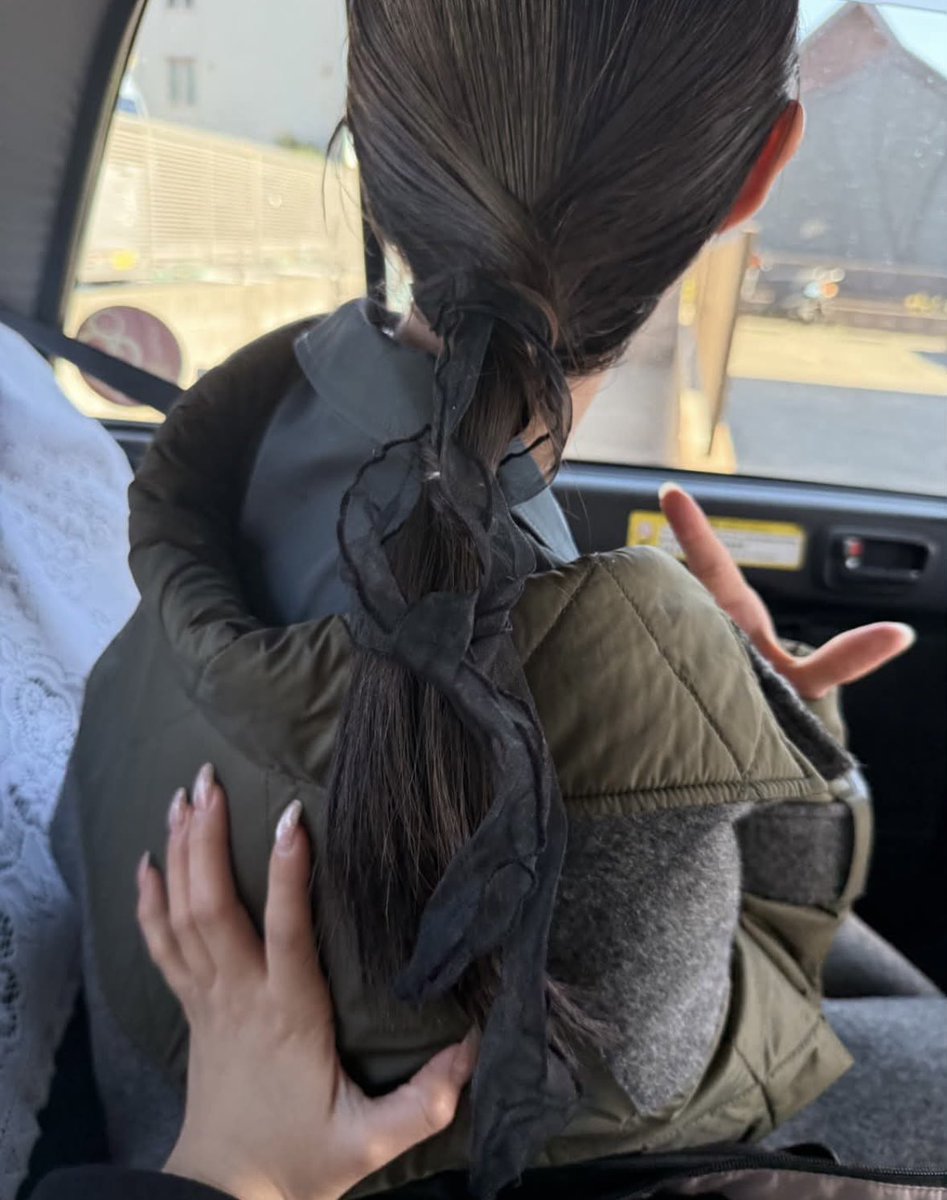 yokose_banana's tweet photo. 結婚式のヘアセットこれは…許せる？？
プロとしてこれで完成って言えるのどうなのーっ、、 https://t.co/qPYLALv7eQ
