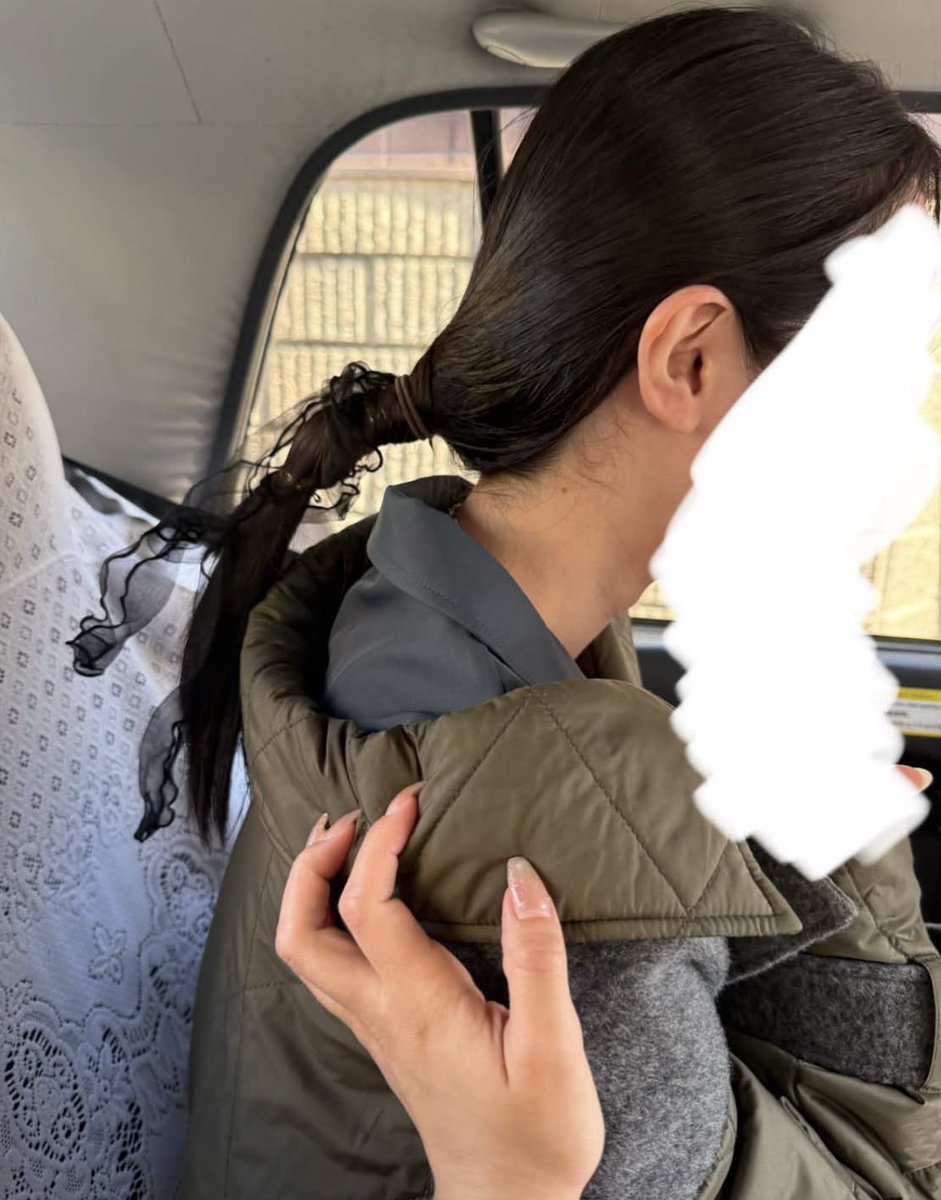 yokose_banana's tweet photo. 結婚式のヘアセットこれは…許せる？？
プロとしてこれで完成って言えるのどうなのーっ、、 https://t.co/qPYLALv7eQ