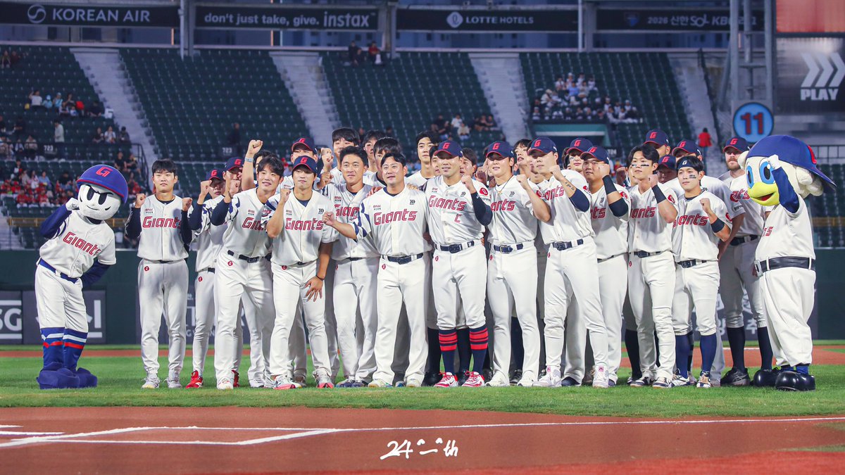 FiRSST_CAM's tweet photo. 야구 졸업 축하해!

#Lottegiants #롯데자이언츠 #김태혁 https://t.co/rDGvE1jwK9