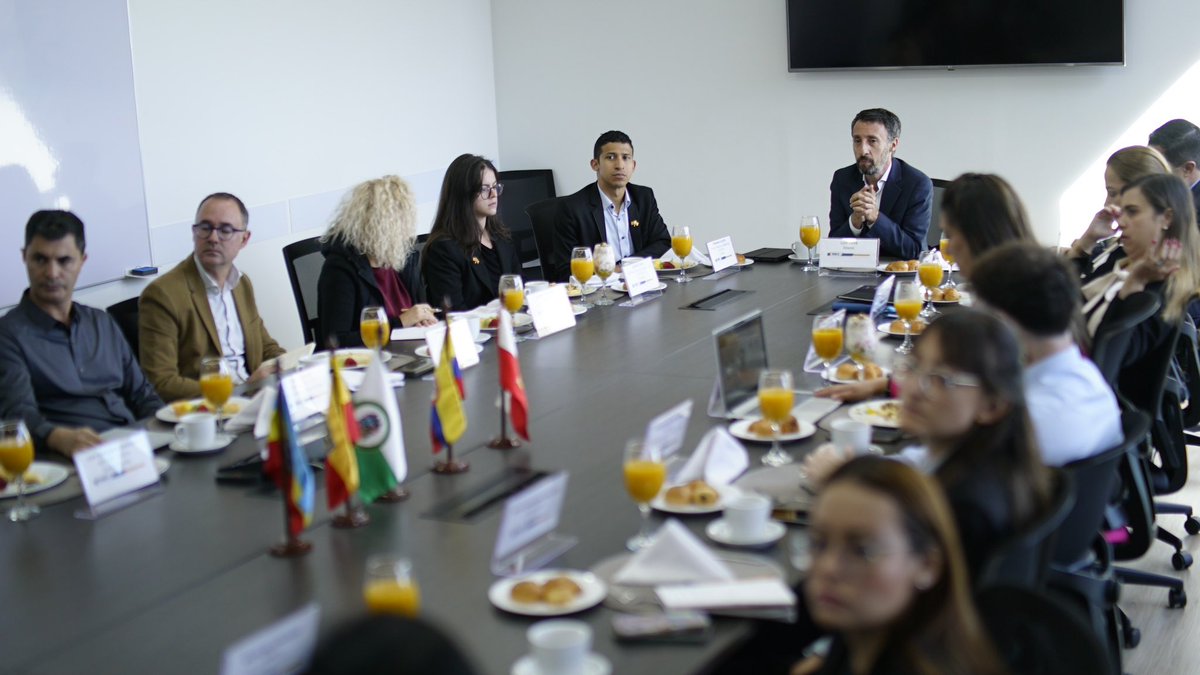 LuisLota_'s tweet photo. Es grato ver cómo desde otras latitudes ven a la @SomosRegionMBC como un esquema de asociación que beneficia a las comunidades.

Fuimos visitados por representantes de empresas de Cataluña que aprovecharon su paso por Colombia para conocer nuestros proyectos, planes y programas https://t.co/HtAT85OKsz