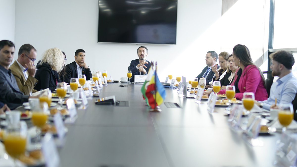 LuisLota_'s tweet photo. Es grato ver cómo desde otras latitudes ven a la @SomosRegionMBC como un esquema de asociación que beneficia a las comunidades.

Fuimos visitados por representantes de empresas de Cataluña que aprovecharon su paso por Colombia para conocer nuestros proyectos, planes y programas https://t.co/HtAT85OKsz