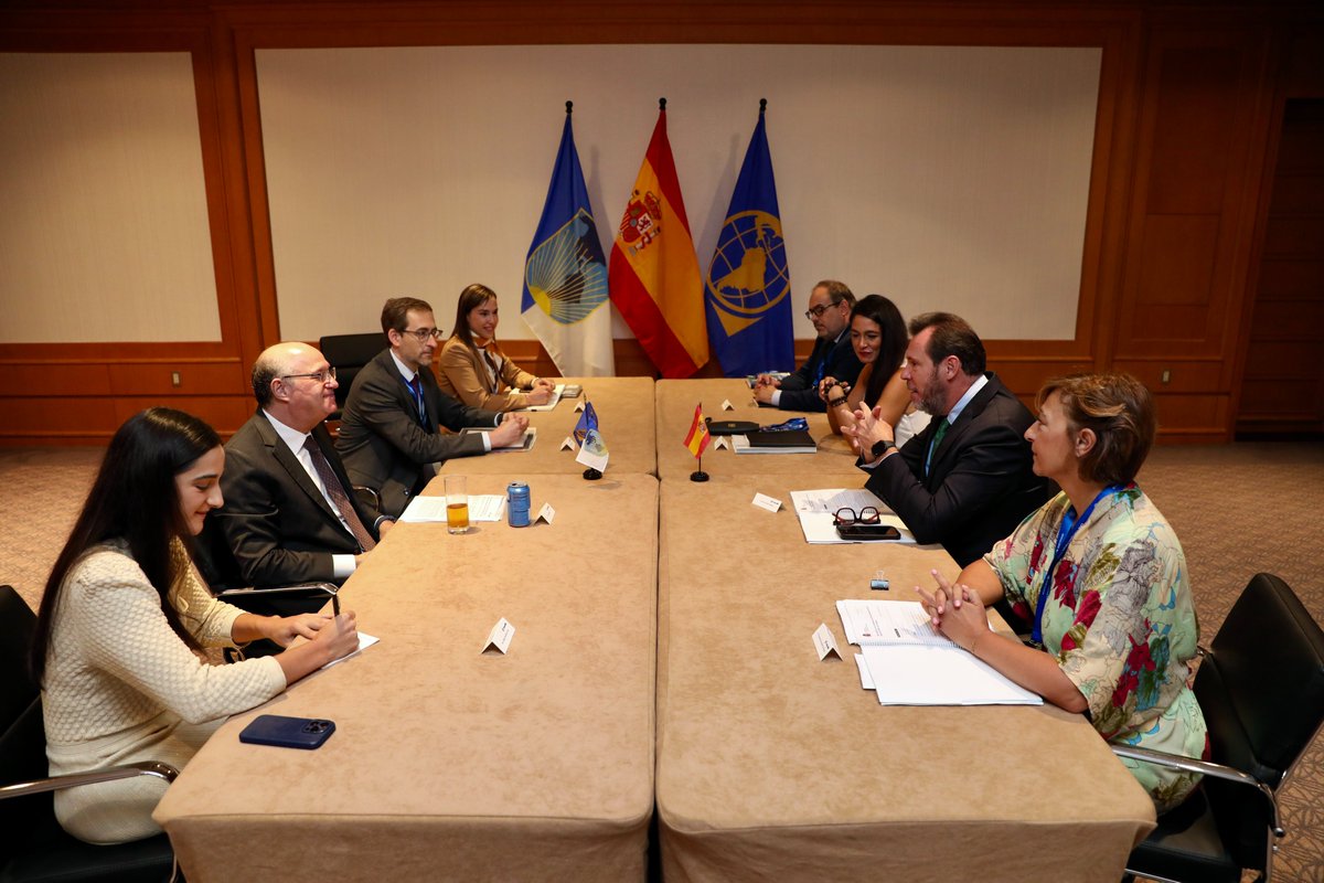 igoldfajn's tweet photo. Great to meet with Spain’s Minister of Transport and Sustainable Mobility Óscar Puente and sign a Memorandum of Understanding to strengthen our cooperation on infrastructure, mobility, and logistics.   

Spain, together with Japan, is contributing $2.5 million to Transport Delivers as a way to improve how projects are planned and delivered. The platform aims to mobilize $10 million in grant resources over five years, supporting activities that could influence approximately $20 billion in transportation investment. 

Together, we will leverage Spain’s experience to strengthen institutions and develop a stronger pipeline of projects across the region.
-----
Un gusto reunirme con el ministro de Transportes y Movilidad Sostenible de España, Óscar Puente, y firmar un Memorando de Entendimiento para fortalecer nuestra cooperación en infraestructura, movilidad y logística.

España, junto con Japón, está aportando US$2,5 millones a Transport Delivers como una forma de mejorar la planificación y ejecución de los proyectos. La plataforma busca movilizar US$10 millones en recursos de donación durante cinco años, apoyando actividades que podrían incidir en aproximadamente US$20.000 millones en inversión en transporte.

Juntos, aprovecharemos la experiencia de España para fortalecer las instituciones y desarrollar una cartera de proyectos más sólida en toda la región.
-----
Foi um prazer me reunir com o ministro dos Transportes e Mobilidade Sustentável da Espanha, Óscar Puente, e assinar um Memorando de Entendimento para fortalecer nossa cooperação em infraestrutura, mobilidade e logística.

A Espanha, juntamente com o Japão, está contribuindo com US$ 2,5 milhões para o Transport Delivers como uma forma de melhorar o planejamento e a execução dos projetos. A plataforma busca mobilizar US$ 10 milhões em recursos de doação ao longo de cinco anos, apoiando atividades que poderiam influenciar aproximadamente US$ 20 bilhões em investimentos em transporte.

Juntos, aproveitaremos a experiência da Espanha para fortalecer as instituições e desenvolver uma carteira de projetos mais sólida em toda a região.