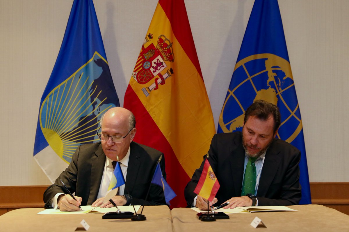 igoldfajn's tweet photo. Great to meet with Spain’s Minister of Transport and Sustainable Mobility Óscar Puente and sign a Memorandum of Understanding to strengthen our cooperation on infrastructure, mobility, and logistics.   

Spain, together with Japan, is contributing $2.5 million to Transport Delivers as a way to improve how projects are planned and delivered. The platform aims to mobilize $10 million in grant resources over five years, supporting activities that could influence approximately $20 billion in transportation investment. 

Together, we will leverage Spain’s experience to strengthen institutions and develop a stronger pipeline of projects across the region.
-----
Un gusto reunirme con el ministro de Transportes y Movilidad Sostenible de España, Óscar Puente, y firmar un Memorando de Entendimiento para fortalecer nuestra cooperación en infraestructura, movilidad y logística.

España, junto con Japón, está aportando US$2,5 millones a Transport Delivers como una forma de mejorar la planificación y ejecución de los proyectos. La plataforma busca movilizar US$10 millones en recursos de donación durante cinco años, apoyando actividades que podrían incidir en aproximadamente US$20.000 millones en inversión en transporte.

Juntos, aprovecharemos la experiencia de España para fortalecer las instituciones y desarrollar una cartera de proyectos más sólida en toda la región.
-----
Foi um prazer me reunir com o ministro dos Transportes e Mobilidade Sustentável da Espanha, Óscar Puente, e assinar um Memorando de Entendimento para fortalecer nossa cooperação em infraestrutura, mobilidade e logística.

A Espanha, juntamente com o Japão, está contribuindo com US$ 2,5 milhões para o Transport Delivers como uma forma de melhorar o planejamento e a execução dos projetos. A plataforma busca mobilizar US$ 10 milhões em recursos de doação ao longo de cinco anos, apoiando atividades que poderiam influenciar aproximadamente US$ 20 bilhões em investimentos em transporte.

Juntos, aproveitaremos a experiência da Espanha para fortalecer as instituições e desenvolver uma carteira de projetos mais sólida em toda a região.
