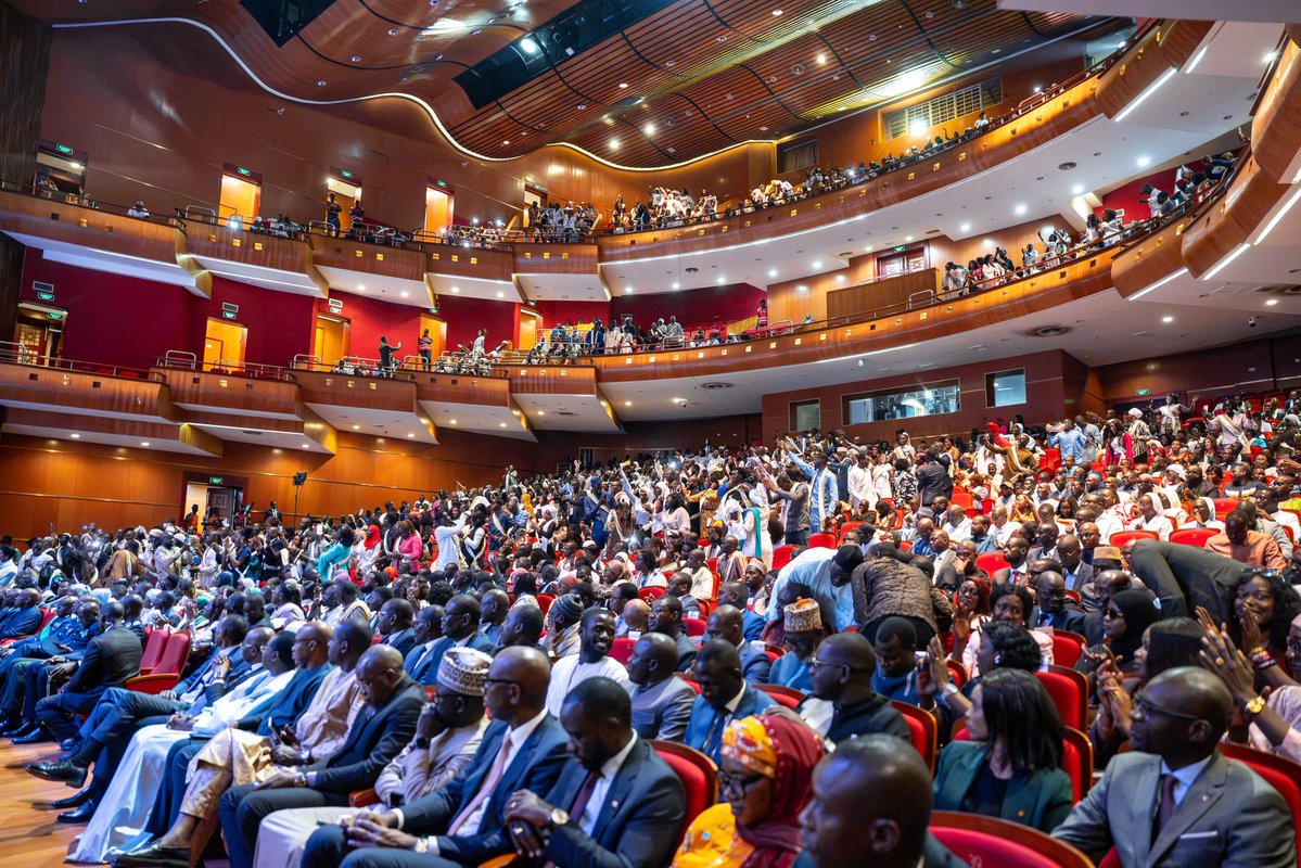 PR_Senegal's tweet photo. Le @PR_Diomaye a installé ce mardi, au Grand Théâtre de Dakar, le Conseil consultatif des Jeunes du Sénégal, promis à Thiès le 30 mars. Interlocuteur de l'État sur tout ce qui touche la jeunesse, le Conseil donne à celle-ci une place dans les décisions qui la concernent. https://t.co/oDRmGZvgTB
