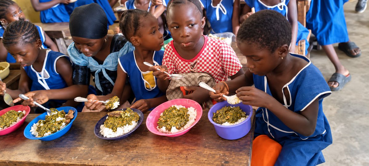 WFPS_Leone's tweet photo. IIn Bonthe, local fish will soon become a permanent feature of school meals. With 🇮🇸 Iceland’s support, WFP is piloting fish in weekly rations for children in Bendu Cha, Imperri and Nongoba Bullom, linking fishing groups to  schools. #FeedSalone https://t.co/IVwulU9eNB