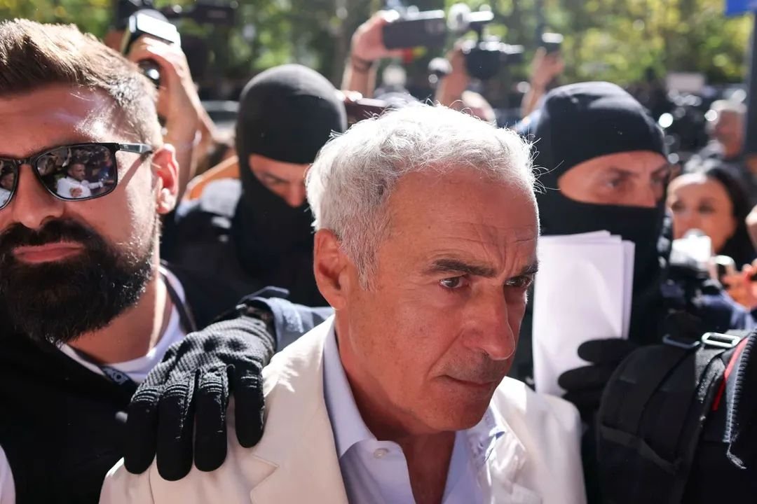 Cobra_196's tweet photo. Operațiunea „Obiectul Strălucitor”: Cum se cumpără Guvernul Mureșan sub perdeaua de fum Călin Georgescu

Ce bine se așază lucrurile când e rost de o mică combinație parlamentară. Mâine, la ora 13:00, Parlamentul e chemat să voteze guvernu' Siegfried Mureșan. Pe hârtie, e panică: e nevoie de 233 de voturi pentru învestitură, iar coaliția PNL-USR-UDMR abia adună un 170 anemic. PSD zice că nu votează, AUR la fel, iar prin târg deja se vântură stafia alegerilor anticipate.

Intră în scenă tovarăşu' președinte Nicușor Dan. Cu mai puțin de 24 de ore înainte de vot, simte o nevoie acută de „interes național” și dă semnalul pe linie de stat: „E momentul ca partidele să privească dincolo de gardul de partid... Alegerile anticipate nu sunt o soluție”.

Traducerea din prezidențială în româna de birt este scurtă și directă: băi, băieți, mâine să faceți bine și să scoateți din buzunar vreo 60 de voturi de undeva.

Iar de aici trebuia să înceapă spectacolul adevărat. De unde apar trădările? Cine se îmbolnăvește subit la ora votului? Câți parlamentari PSD sau AUR descoperă peste noapte că patriotismul înseamnă să-l votezi pe Mureșan? Cât costă bucata de conștiință la bucată, pe holurile din Casa Poporului?

Ei bine, uitați de toate astea. Nu mai contează.

Pentru că, exact când presiunea pe politicieni trebuia să atingă punctul de fierbere, Curtea de Apel București dă ordinul salvator: 30 de zile de arest preventiv pentru Călin Georgescu.

Pac! În doar zece minute, politica românească a primit jucăria perfectă. Obiectul strălucitor după care presa, televiziunile și poporul aleargă cu limba scoasă: Georgescu la mascați, Georgescu în cătușe, imagini în direct, avocați isterici, susținători la poartă și „Breaking News” pe galben țipător. Până mâine la prânz putem afla liniștiți și ce marcă de hârtie igienică a primit Georgescu în celulă, numai să nu cumva să ne punem întrebări plictisitoare despre cum se tranzacționează voturile pentru Guvern.

Evident, n-o să fiu dilaila să strig „conspirație!” fără dovezi pe masă. Să zicem că e doar o coincidență cosmică divină că procurorii și judecătorii au găsit fix după-amiaza asta potrivită pentru decizie. Dar efectul e genial: la ora 16:00, miza țării era apelul disperat al lu' Nicușor Dan. O oră mai târziu, subiectul dispăruse complet din peisaj, îngropat sub cătușele lui Georgescu.

Mâine, la ora 13:00, Georgescu va sta liniștit în arest. Dar în Parlament se vor număra voturile alea cumpărate, negociate sau șantajate la umbra reflectorului mutat convenabil în altă parte.

Iar când ne vom trezi cu Guvernul Mureșan instalat prin miracol parlamentar, ne vom da seama că, în timp ce noi ne uitam la circul cu Georgescu, alții ne-au mai vândut o dată biletul la teatru.

Dar stați liniștiți. Despre cine a trădat și cât a costat, aflăm noi după ce se termină numărătoarea. 🙂
Dan Alexandru