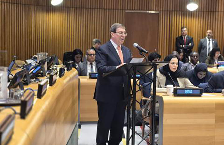 MINSAPCuba's tweet photo. 🇨🇺🗣️🇺🇳Intervino @BrunoRguezP este lunes en la Reunión de Alto Nivel de la Asamblea General de las Naciones Unidas para conmemorar el vigésimo quinto aniversario de la Declaración y Programa de Acción de Durban.

#CubaNoEsUnaAmenaza
🧵👇 https://t.co/lfBO8e8Wxd