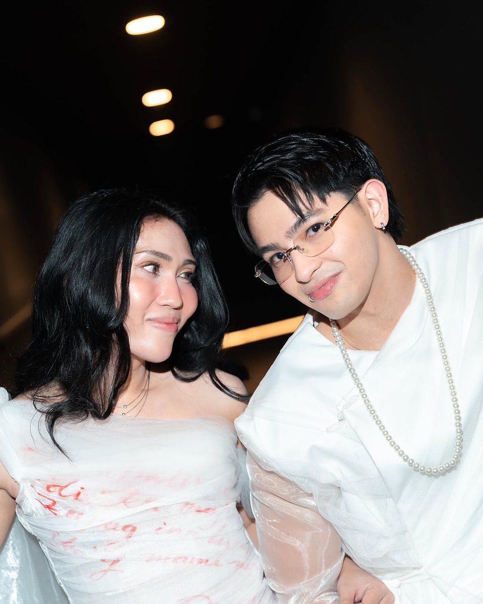 seanieangel's tweet photo. in fairness burapika yung bagong otoko ni kali uchis https://t.co/a117o0WGhO